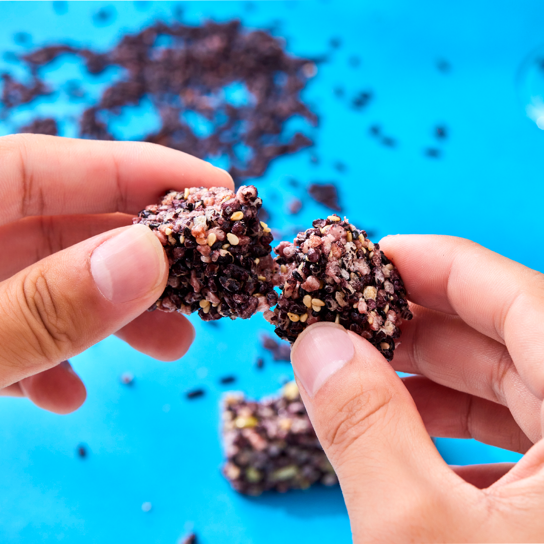 這是紫黑米酥近照