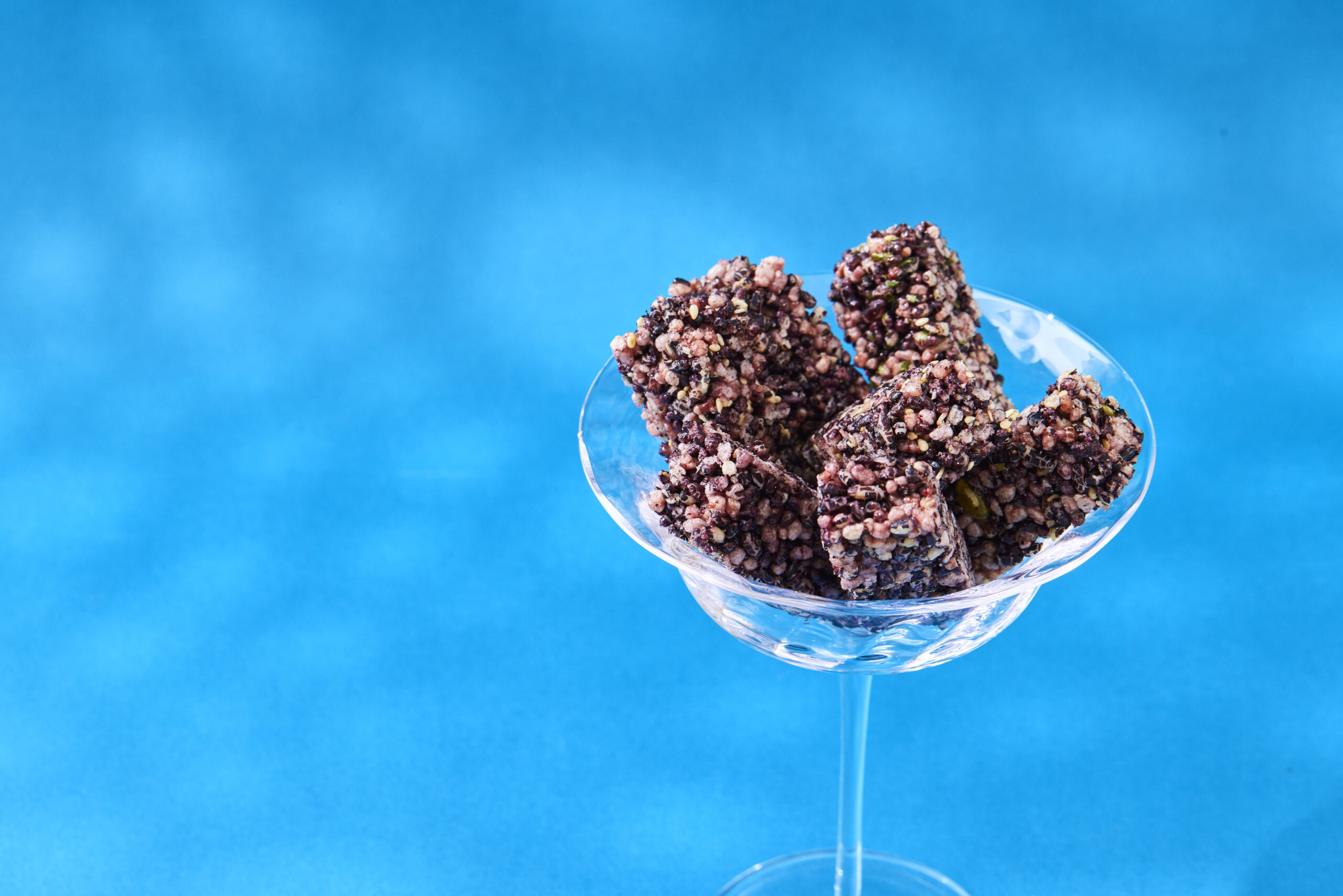 這是紫黑米酥裝在玻璃杯的照片