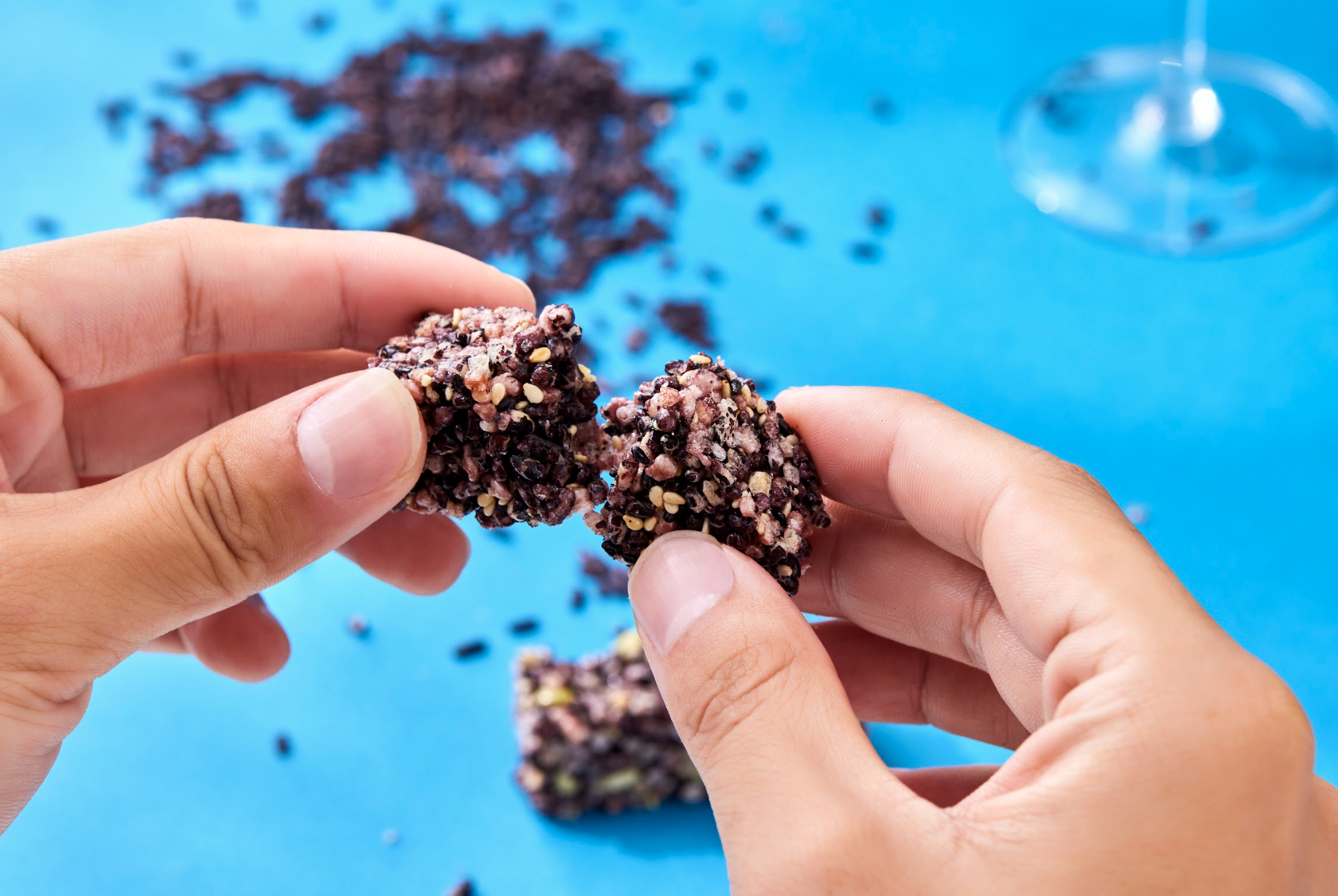 紫米營養、黑米營養有哪些？網購人氣紫黑米零食，小包裝隨時補充營養，嚴選溪州紫黑米，帶你認識紫米黑米差別，以及素食、葷食者都愛的紫黑米零嘴！